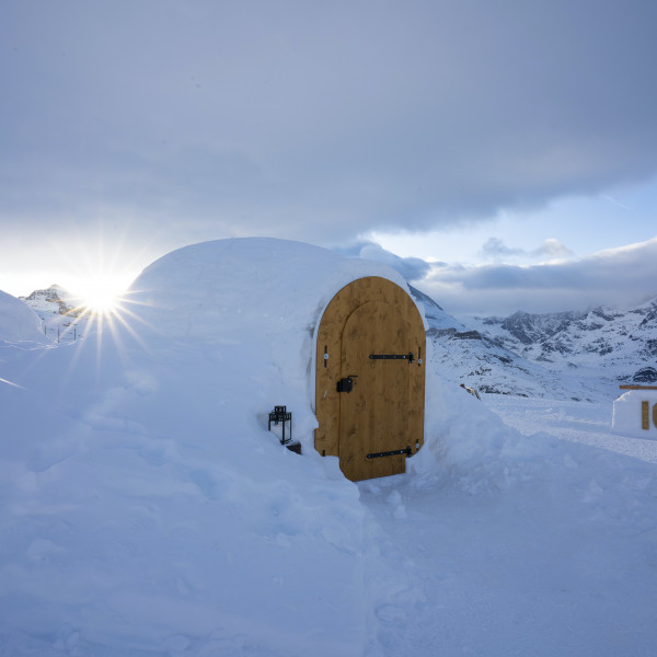 Ein klassisch gebautes Iglu steht ein Bisschen abseits vom Iglu-Dorf