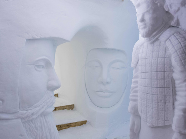 Kunstvoll in Schnee geschnitzte Krieger im Iglu-Dorf