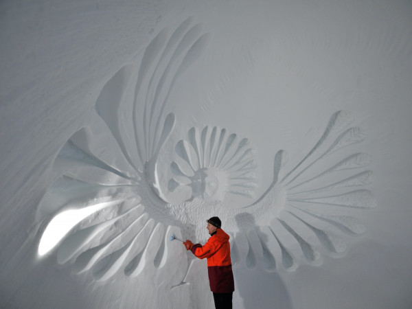 Schneekünstler bei der Arbeit im Iglu-Dorf