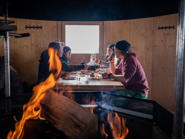 Fondueplausch in der beheizten Kota im Iglu-Dorf