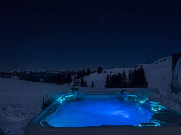 Zwei Frauen geniessen den Whirlpool bei Nacht