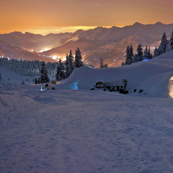 Iglu-Dorf Gstaad am Abend mit Fackelabfahrt
