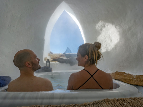 Ein Paar geniesst den Whirlpool in der Suite im Iglu-Dorf Zermatt