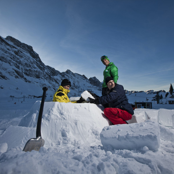 Im Team ein klassisches Iglu bauen