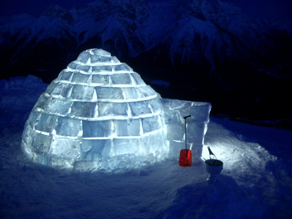 Iglu selber bauen und darin schlafen