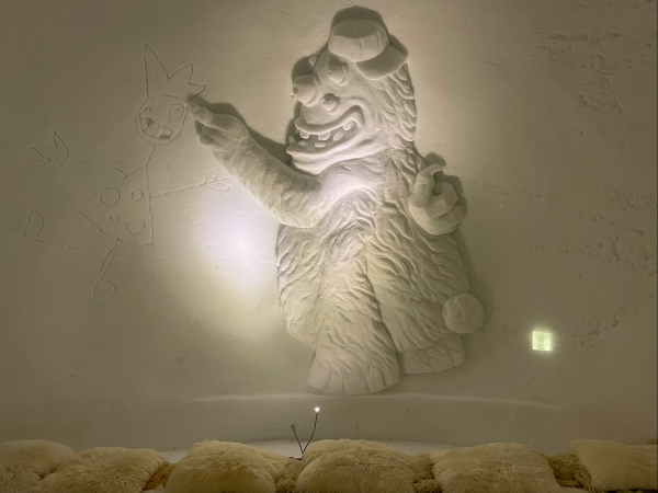 Kunstvoll in Schnee geschnitztes Funky-Monster im Iglu-Dorf