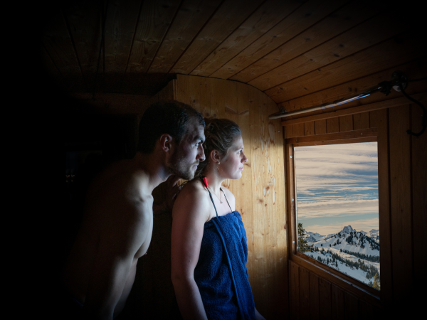 Paar geniesst Sauna im Iglu-Dorf Gstaad