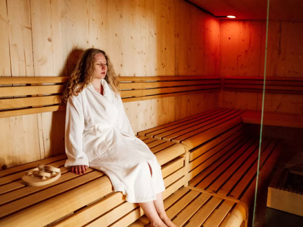 Eine Frau entspannt in der Sauna im Iglu-Dorf Innsbruck Kühtai
